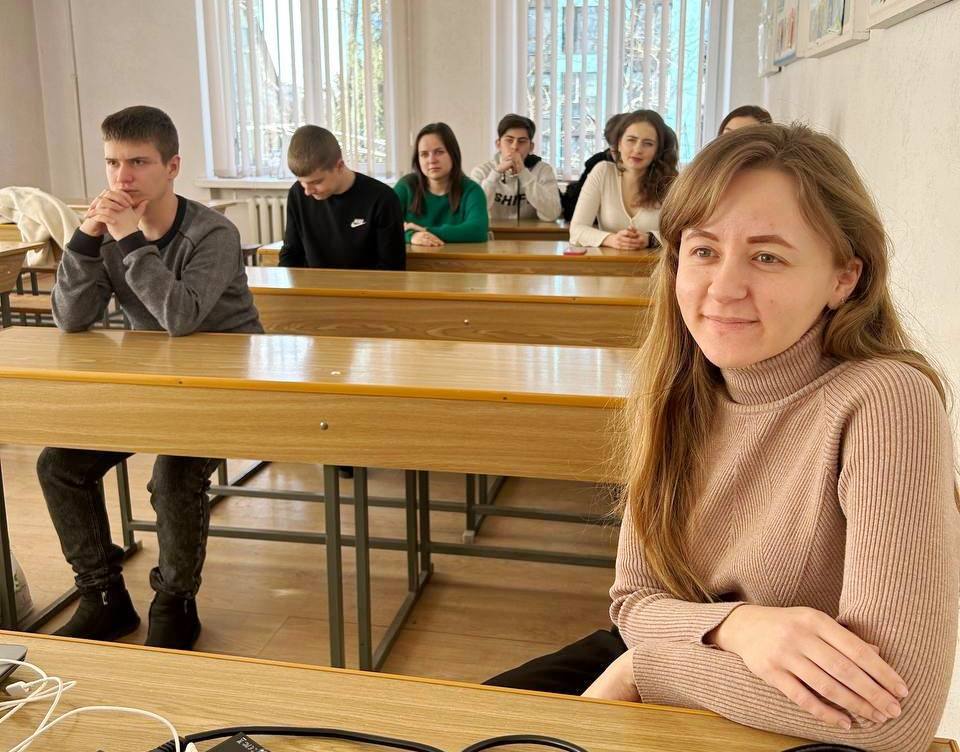 Студенти із організатором заходу